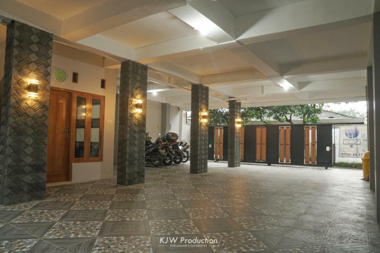 M Stay Guest House Jogja Джокякарта Екстериор снимка
